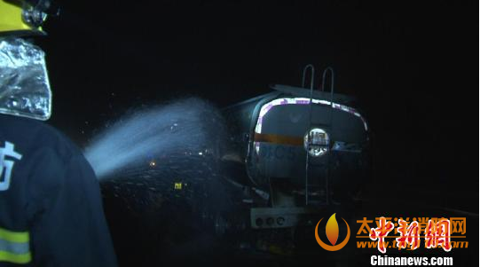 江苏苏嘉高速4车追尾