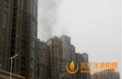 郑州一高层建筑居民楼起火,疑小孩玩火引起