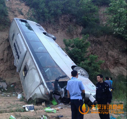西安一大巴坠崖已致35人遇难