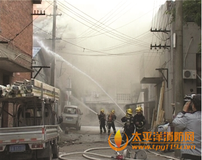 南京一海鲜批发市场仓库起火