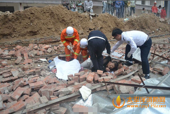 甘肃兰州一建筑工地围墙倒塌1死多伤