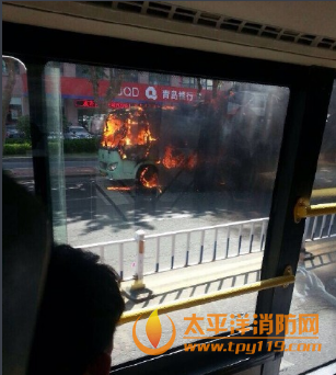 威海市一公交车起火