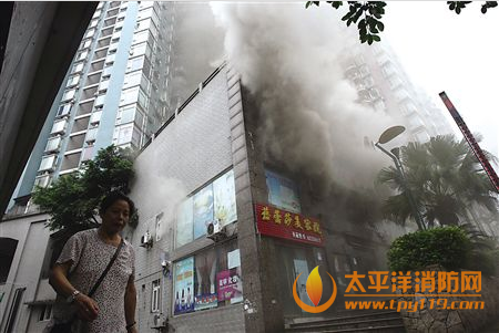 南岸一餐馆起火10多家店面受影响