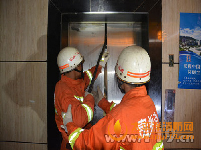 遵义市一酒店电梯故障被困21人