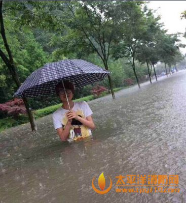 江苏南京暴雨水深及腰