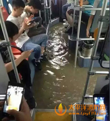 江苏南京暴雨,水深及腰