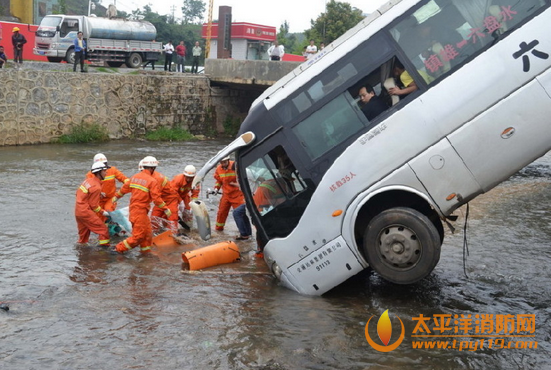 大客车扎进河道36人被困