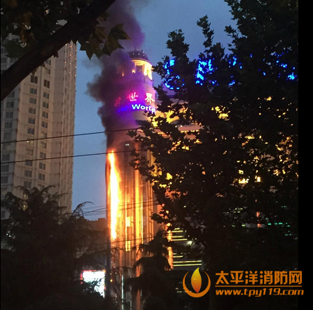 上海新世界商场广告牌起火