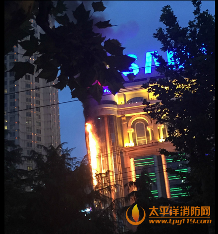 上海新世界商场广告牌起火