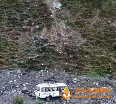 西藏嘎县旅游客车坠崖致11人死亡