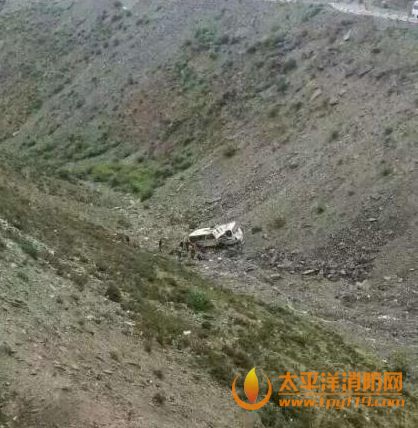 西藏嘎县旅游客车坠崖致11人死亡