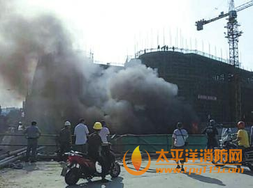 南充王府井施工现场起火