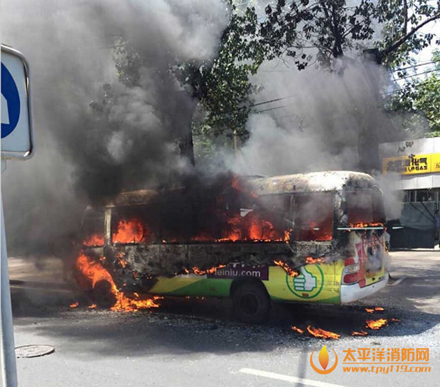 北京海淀区一超市购物班车起火