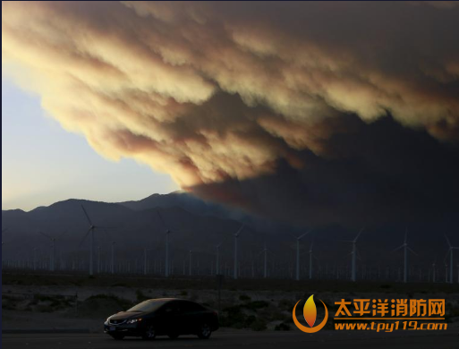 美国加州一国家森林起火1000人被迫疏散