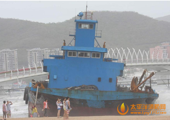 海南“鲸鱼”台风致3艘大船刮到沙滩