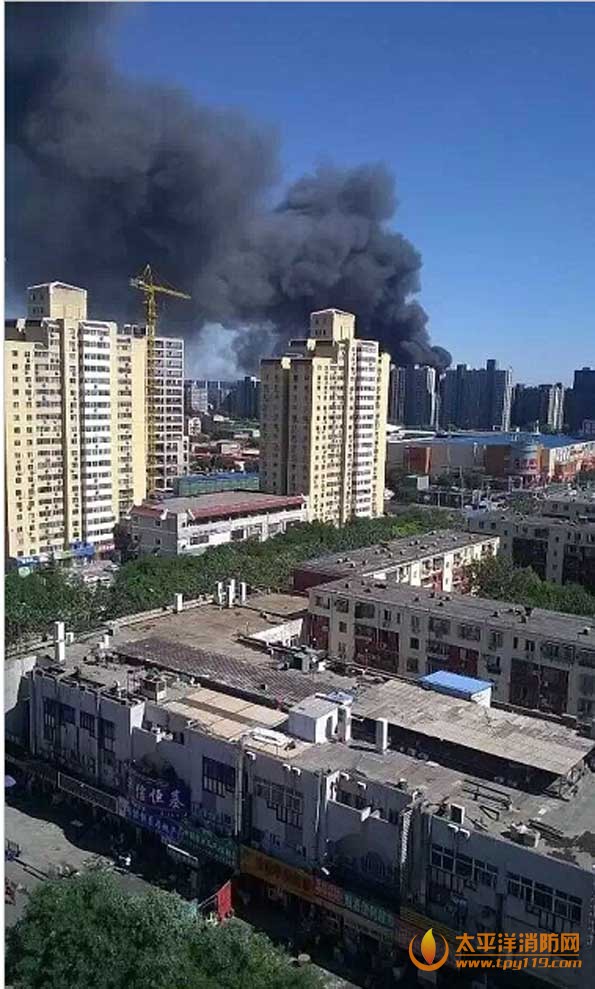 北京丰台区一木材厂失火