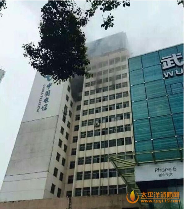 杭州闹市电信大楼起火