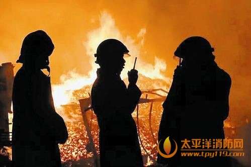 仓库着火，消防员除了忍受高温，还得承受身上十多斤的装备重量