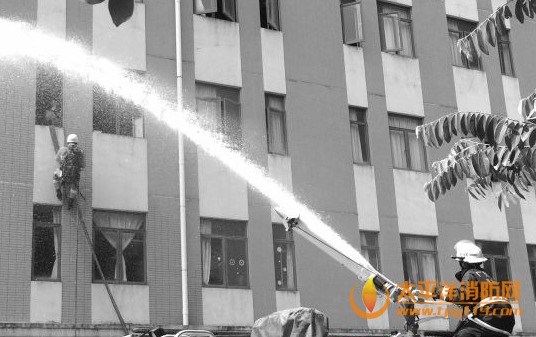 北京师范大学举行大型消防应急疏散演练