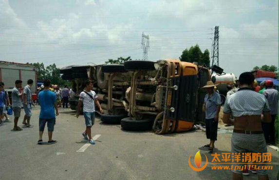 茂名一泥头车侧翻砸中小车致4人死亡