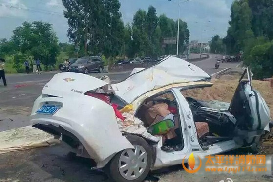 茂名一泥头车侧翻砸中小车致4人死亡