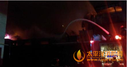 武汉一汽车零配件公司起火