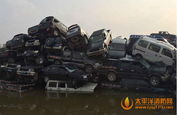 义乌暴雨一废弃停车场所有车辆被水淹没