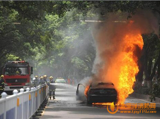 南昌一男子疑被跟踪烧车砸车砍人