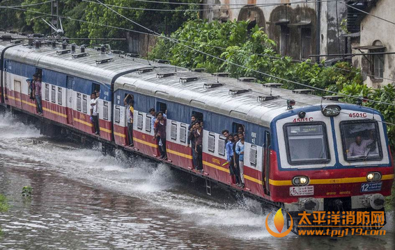 印度暴雨淹没铁轨致火车水中行驶