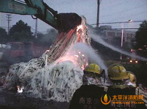 江苏南京一运装废丝品货车起火爆炸