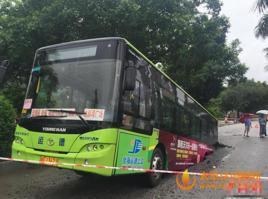 广西北海一路面塌陷,早班公交陷2米深坑