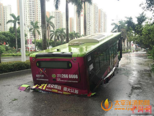 广西北海一路面塌陷,早班公交陷2米深坑