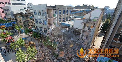杭州一楼房发生坍塌,2人被困