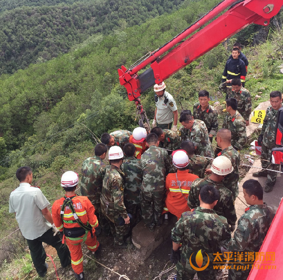 云南丽江一客车坠崖致3死16伤