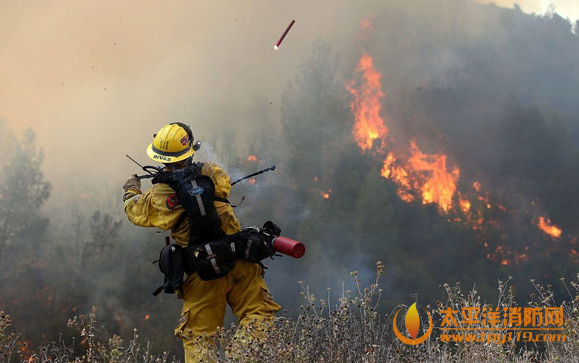 美国加州大火持续,3000名消防员投入灭火