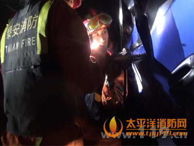 泰安市两货车相撞致1死1伤