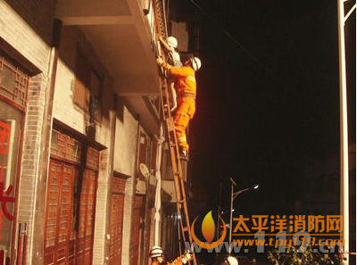 贵州赤水因暴雨导致山体滑坡多人被困