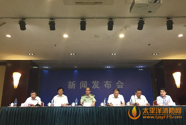 天津爆炸事故新闻发布会消防局局长回应“灭火方法不当”