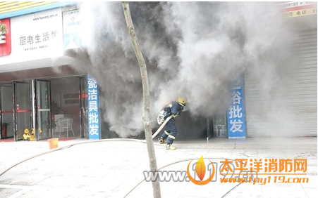 湖南永州一卫浴商铺起火