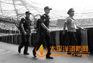 消防队员身背30公斤重的细水雾在巡视。