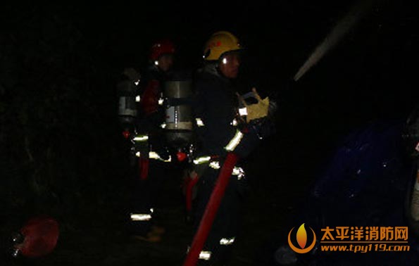 消防官兵多角度射水