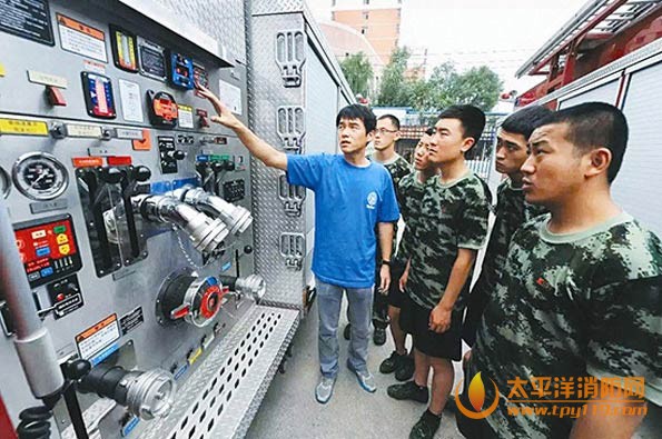 顶级消防车“霸王龙”太原上岗
