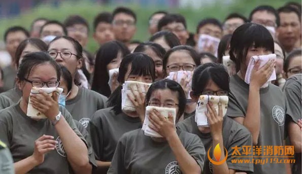 北京大学军训新生消防逃生灭火演练