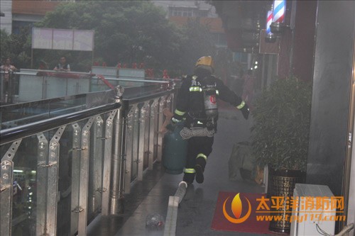 消防员抢出液化气罐