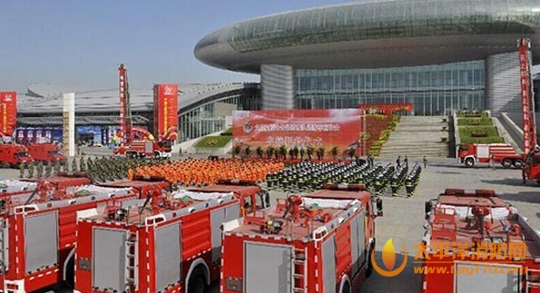  公安部消防局及14个兄弟省市消防部队支援新疆53辆特种消防车辆装备交接服役仪式
