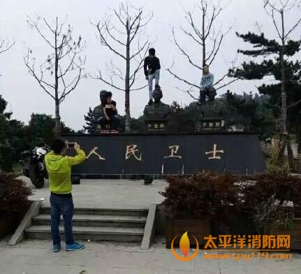 踩消防烈士头像拍照男子已找到 已鞠躬道歉