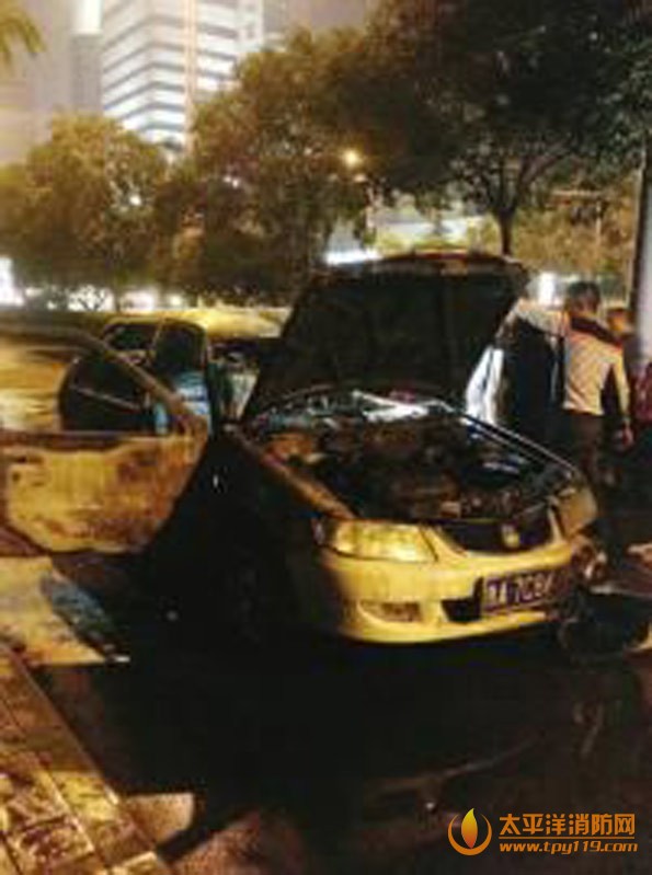 自燃后的轿车