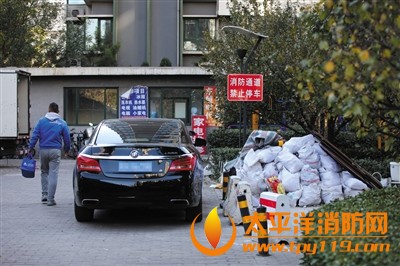 北京多个小区消防通道违规停车