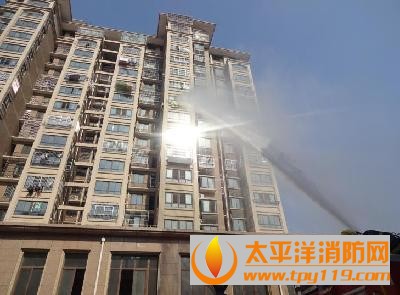 淮安一小区疑乱扔烟蒂 引燃高楼阳台棉被
