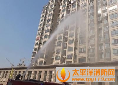 淮安一小区疑乱扔烟蒂 引燃高楼阳台棉被